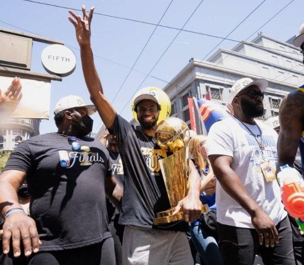 76人逆转湖人，夺得NBA总冠军利拉德成为MVP